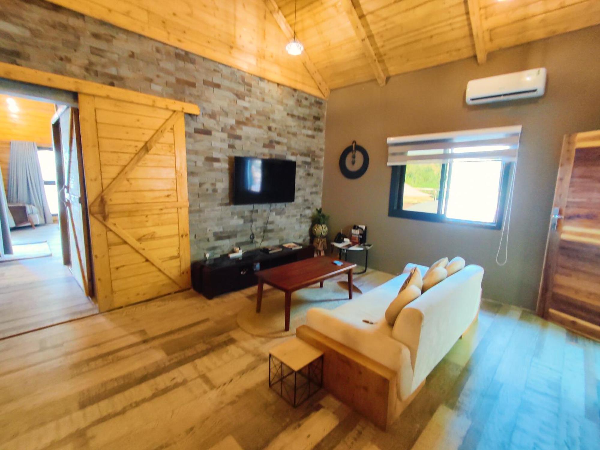Lodge Wag Hill & *